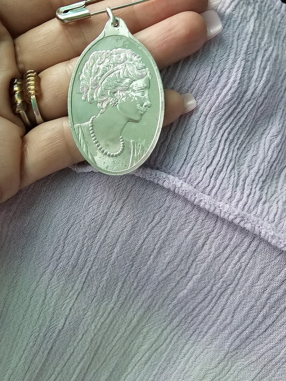 PAMP Suisse 1/2 oz .999 fine silver Lady Fortuna cameo bar pendant, of 1/2 oz - Picture 4 of 8